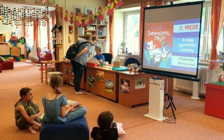 OlvasóPróba a könyvtárban – könyvvel, kaláccsal, kakaóval