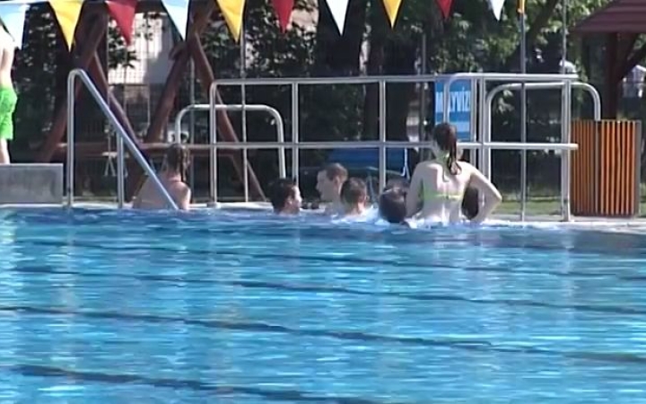 Ez a meleg csak így bírható ki - hurrá, strandolunk