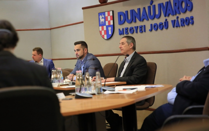 Szép szavak után fontos témákról szavaztak