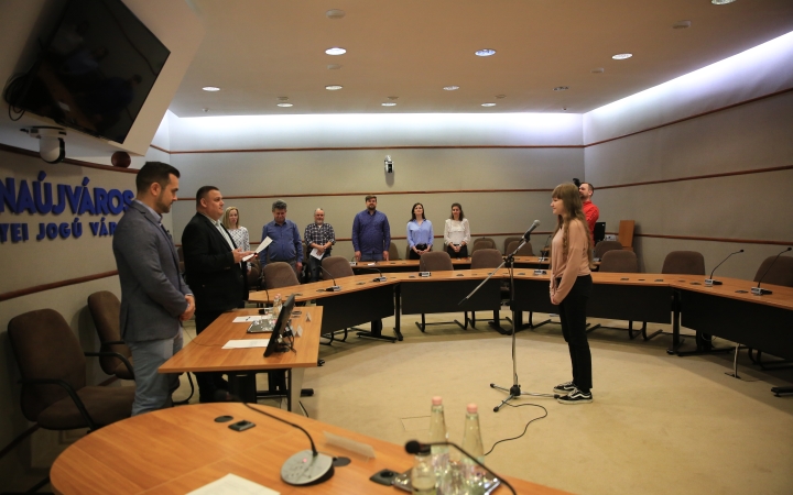 Diáklány az alpolgármesteri székben, rendhagyó "fordított nap" a Városházán