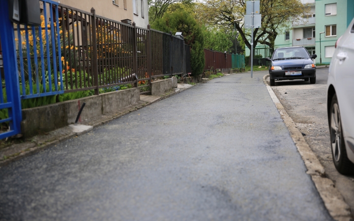 Több száz négyzetméteren történik járdafelújítás a Kertvárosban