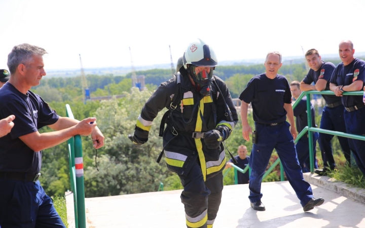 Legyőzték a Duna-parti lépcsősort a tűzoltók