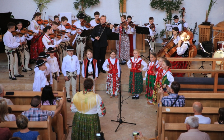 DSTV: közös koncert koronázott