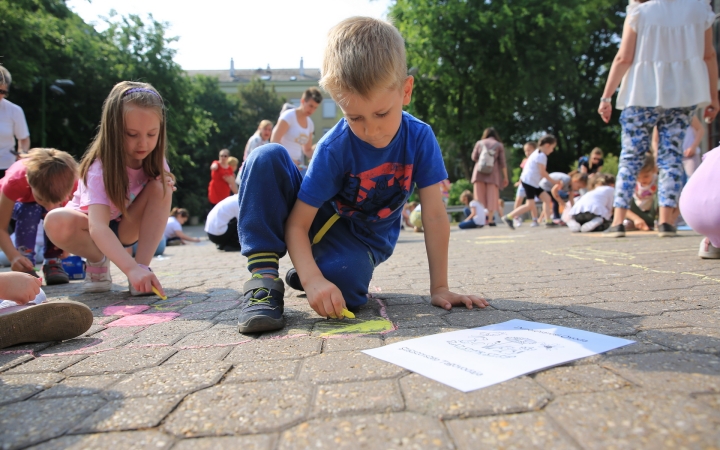 "Sport, család, természet" – gyermeknapi rajzos erőpróba a mozinál (galériával)
