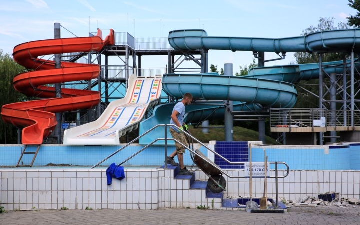 Jövő csütörtökön nyit az élményfürdő, de...