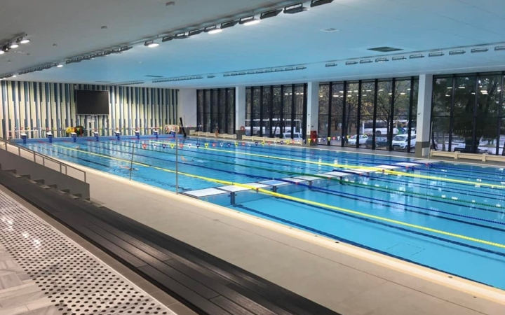 Bréking: nem nyitott ki ma az uszoda