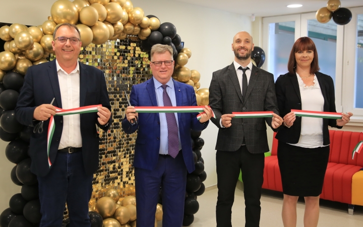 Ünnepélyesen is megnyílt a Duna Plazma (galériával)