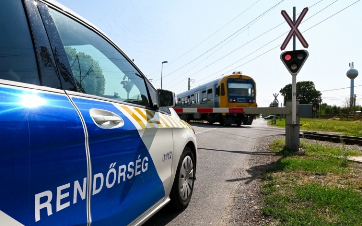 A vonat nem tud azonnal megállni, de Ön igen!