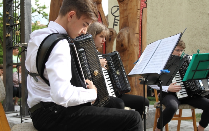 Koncerttel búcsúznak a zeneiskolások a lakatolós téren