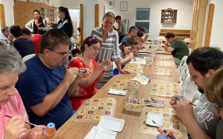 Cserépmanókkal kezdődött az Önkéntesek nyara a Jószoliban