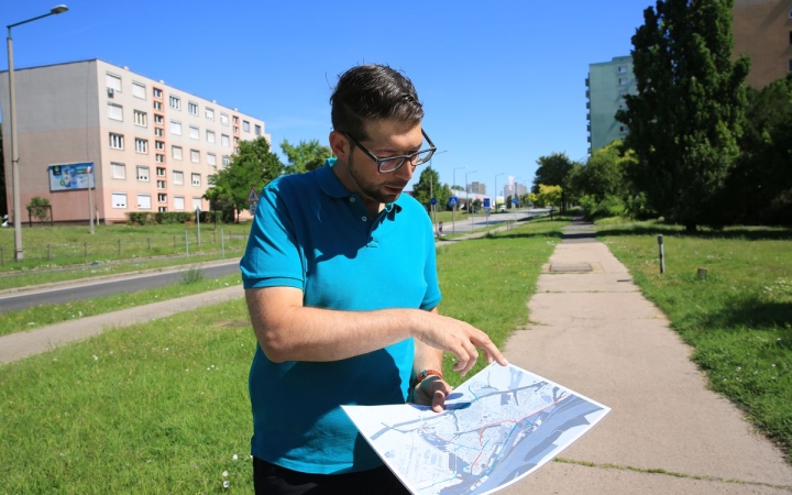 Bejárás és tervtár nyeregben, két keréken