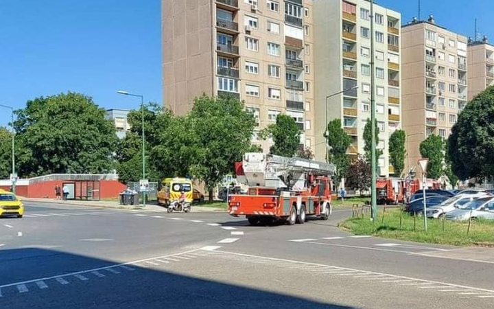 Kigyulladt egy társasházi lakás erkélye Dunaújvárosban