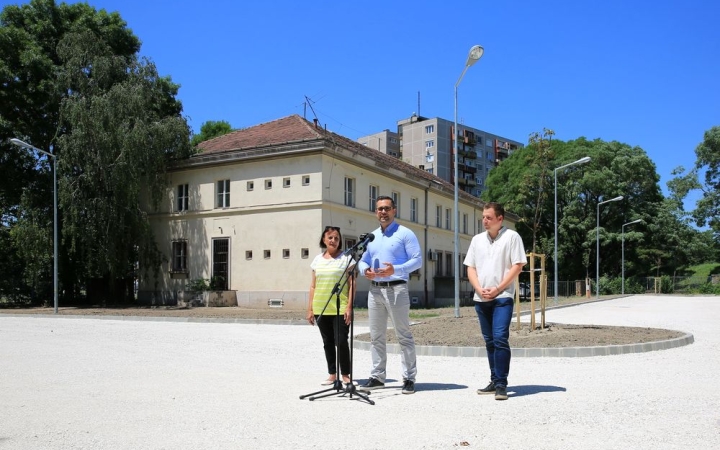 Már ma este parkolhatnak az autósok a volt ADU iskolánál