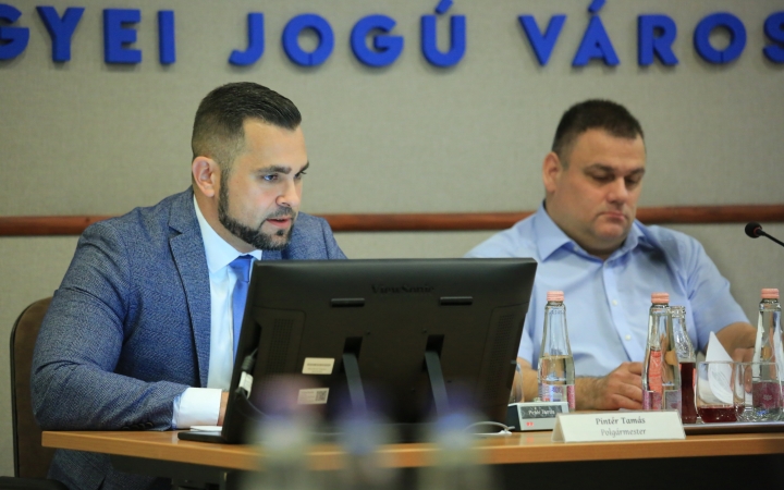 Rendkívüli közgyűlés, hét halaszthatatlan napirenddel