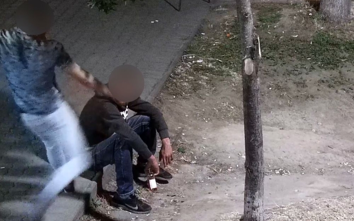 Térfigyelő kamera rögzítette a rúgást – súlyos testi sértés miatt felelhet