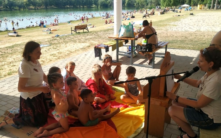 Nyári nyitva tartás, kamaratárlat és strandkönyvtár csalogat!