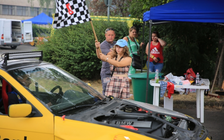 Nagy durranás volt a "bömbisek" aszfaltkoptatása (galériával)