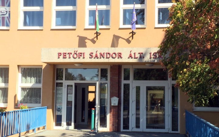 DSTV: vezetőváltás a Petőfiben