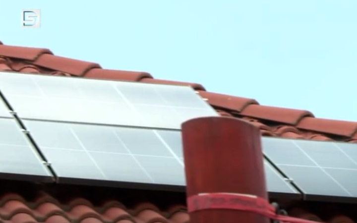 DSTV: napelem a Mosolykertben