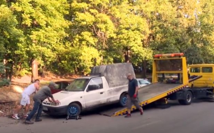 DSTV: viszik az elhagyott kocsikat