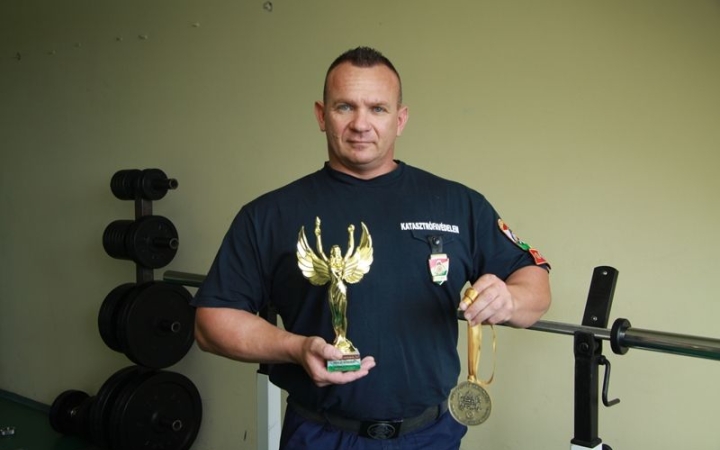 Világkupára készül a legerősebb tűzoltó