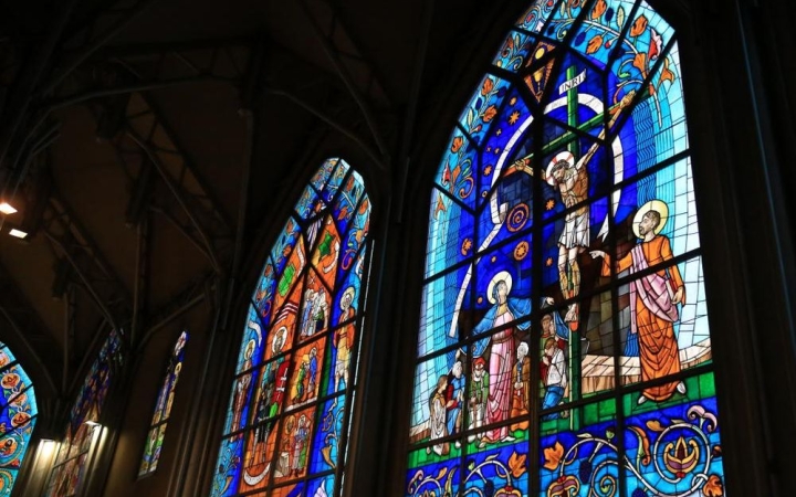 Gyász: elhunyt Bráda Tibor festőművész, a főtemplom ólomüveg ablakainak készítője