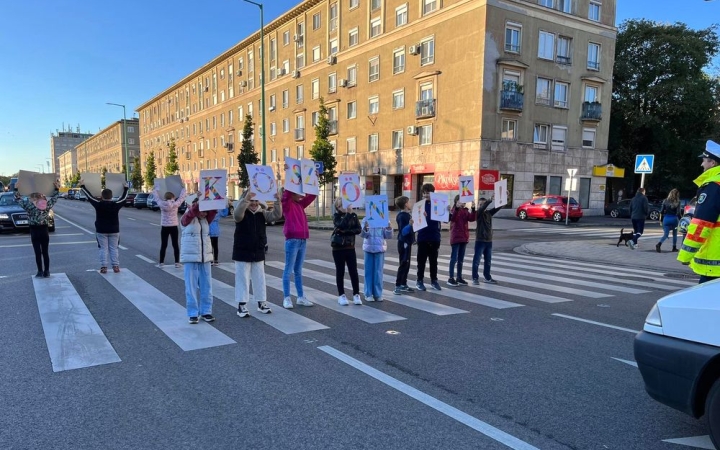Akcióval köszönték meg az autósok figyelmét a nebulók 