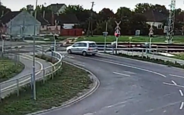 Világrekord: letörte a sorompó csapórúdját, aztán kétszer hajtott át a sínpáron (videóval!)