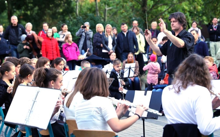 Fúvósokkal folytatódik a Zenélő Cukrászda sorozata