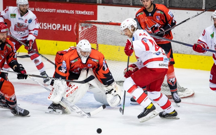 A továbbjutásért játszanak a jégkorongozók