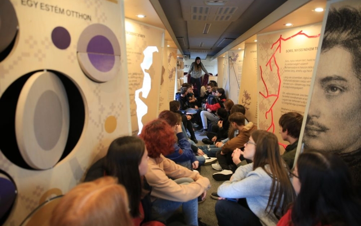 Dunaújvárosba is ellátogatott az országjáró Petőfi-emlékbusz