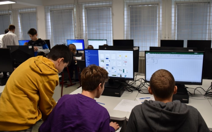 Tíz csapat tagjai versengtek a gépek mögött a Rudasban