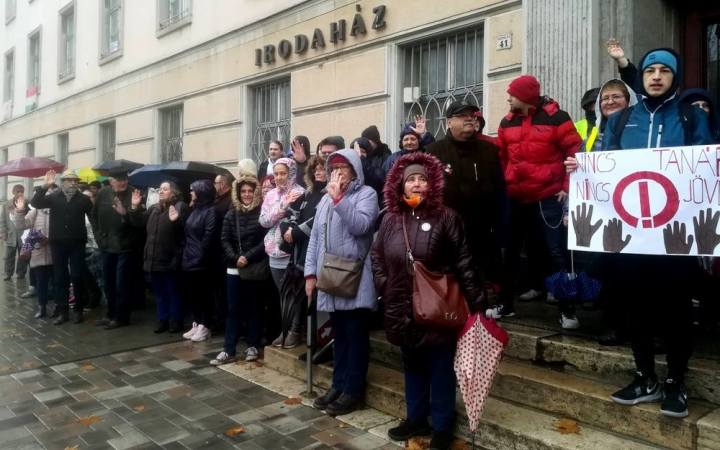 Demonstráció: élőlánccal kezdődött a nap!