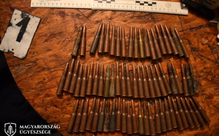 A ruhák alá rejtette a padláson talált 60 lőszert