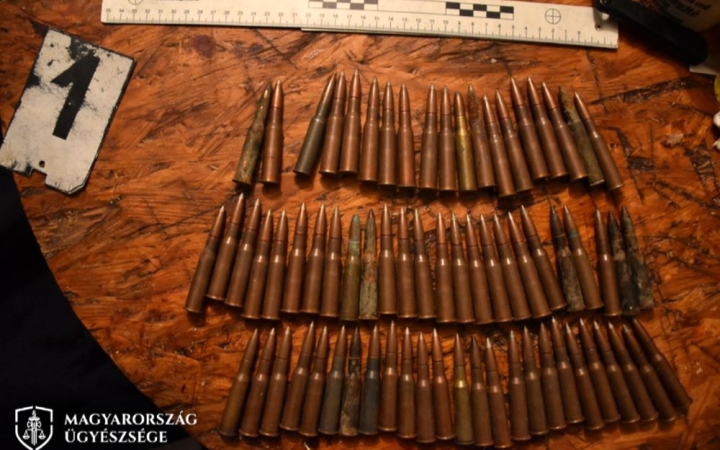 A ruhák alá rejtette a padláson talált 60 lőszert