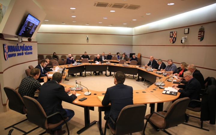 Rendkívüli közgyűlés, öt napirenddel