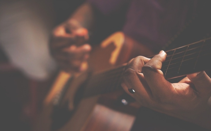 Gitármuzsikával folytatódik a Zenélő Cukrászda sorozata