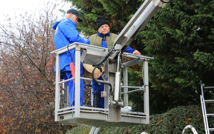 Ünnepi díszben az Újtelep fenyőfája