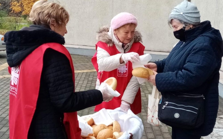 Az éhezőknek ételt adni, a szegényeket ruházni – munkában a katolikus karitász