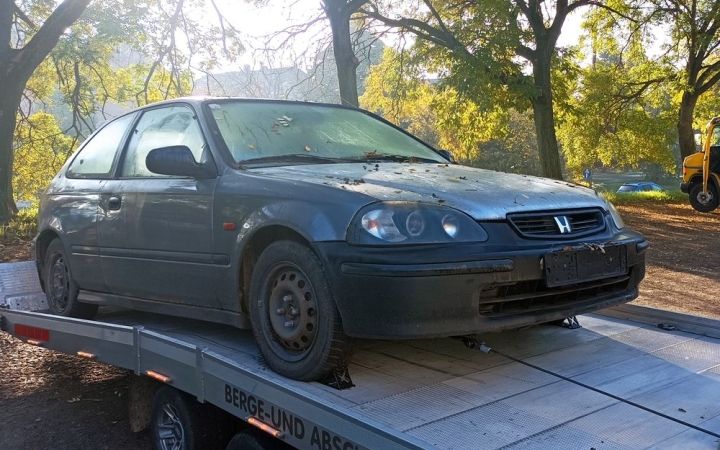 Helyfoglaló roncsok helyett újra szabad parkolóhelyek