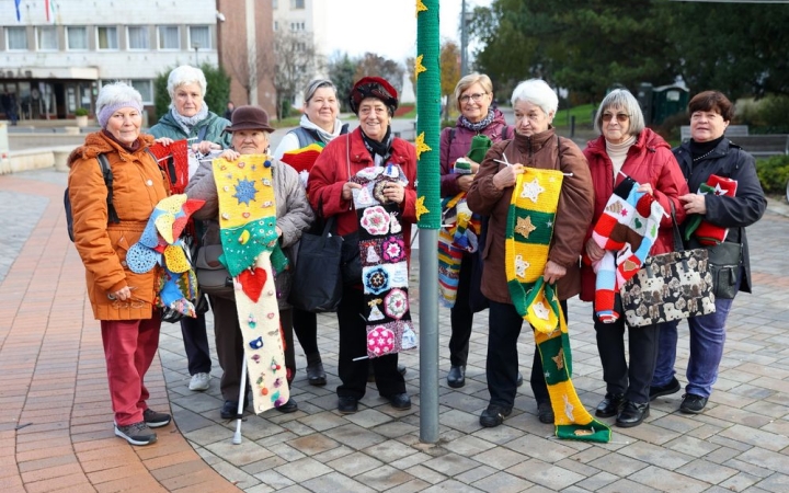 A főteret horgolták még szebbé és különlegessé a "Cérnavirtuózok"