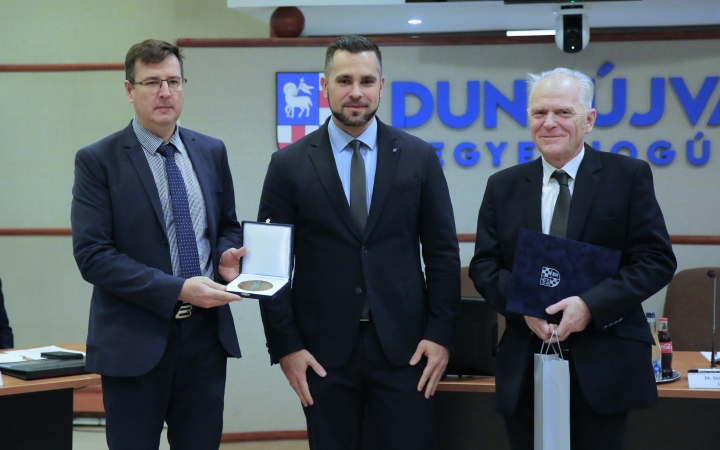 A kórház Belgyógyászati Osztályának kollektívája kapta a Dunaújváros Egészségügyéért díjat