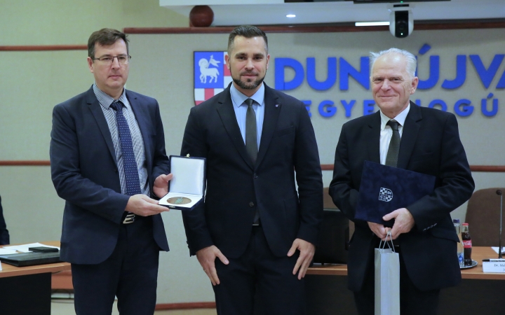 A kórház Belgyógyászati Osztályának kollektívája kapta a Dunaújváros Egészségügyéért díjat
