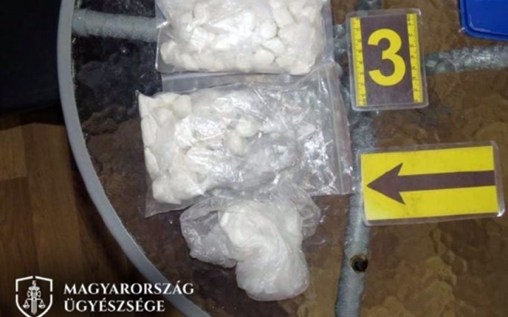 Kábítószerrel kereskedett két férfi és egy nő – Dunaújvárosban is terítettek