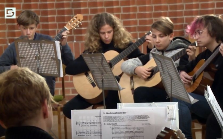 DSTV: adventi koncertet adott a Sándor Frigyes Zeneiskola (galériával)