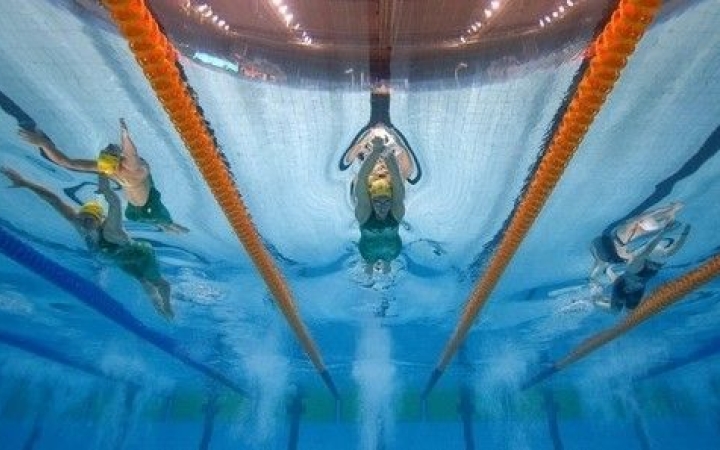Úszás: három döntő és egy érem