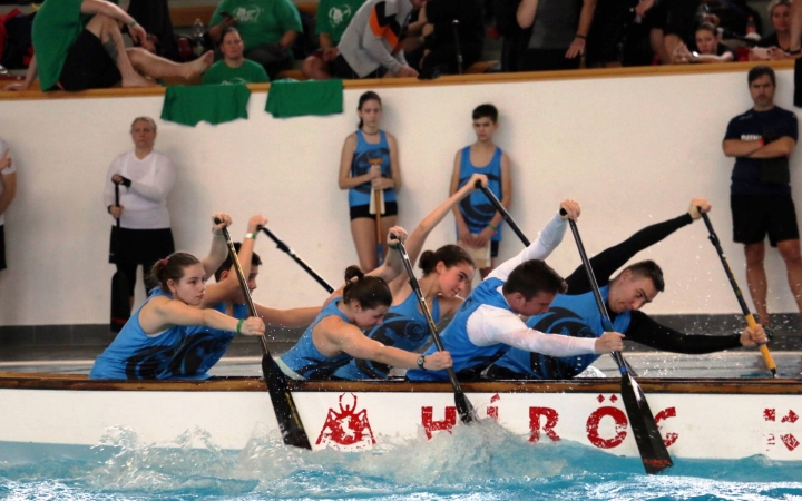 Kemény sárkányhajós összecsapások a kecskeméti uszodában