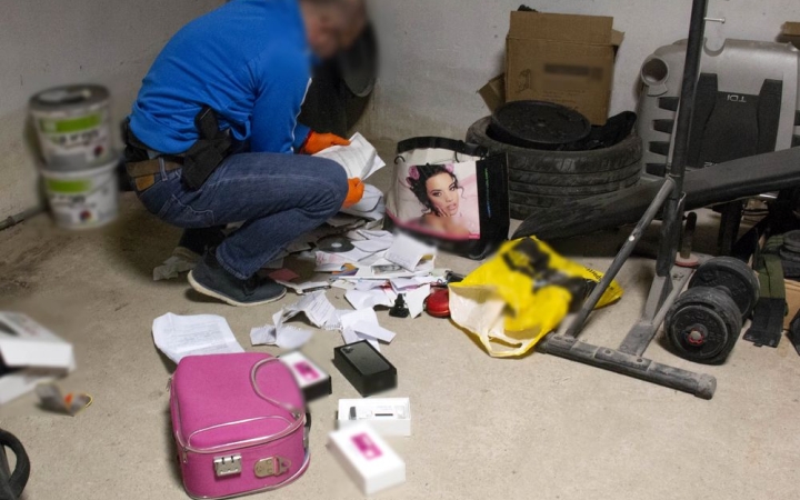 Indítvány az emberkereskedelemmel, kényszerítéssel vádolt férfi és az anyja letartóztatására