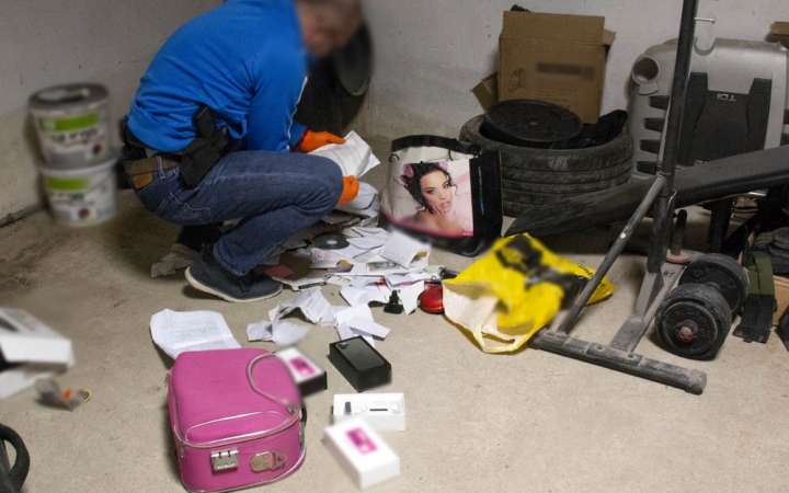 Indítvány az emberkereskedelemmel, kényszerítéssel vádolt férfi és az anyja letartóztatására