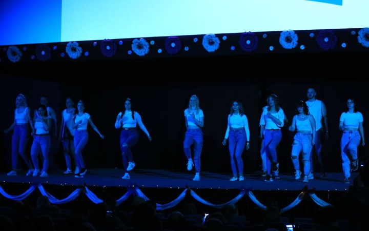 DSTV: a Rosti végzőseinek szalagavatója